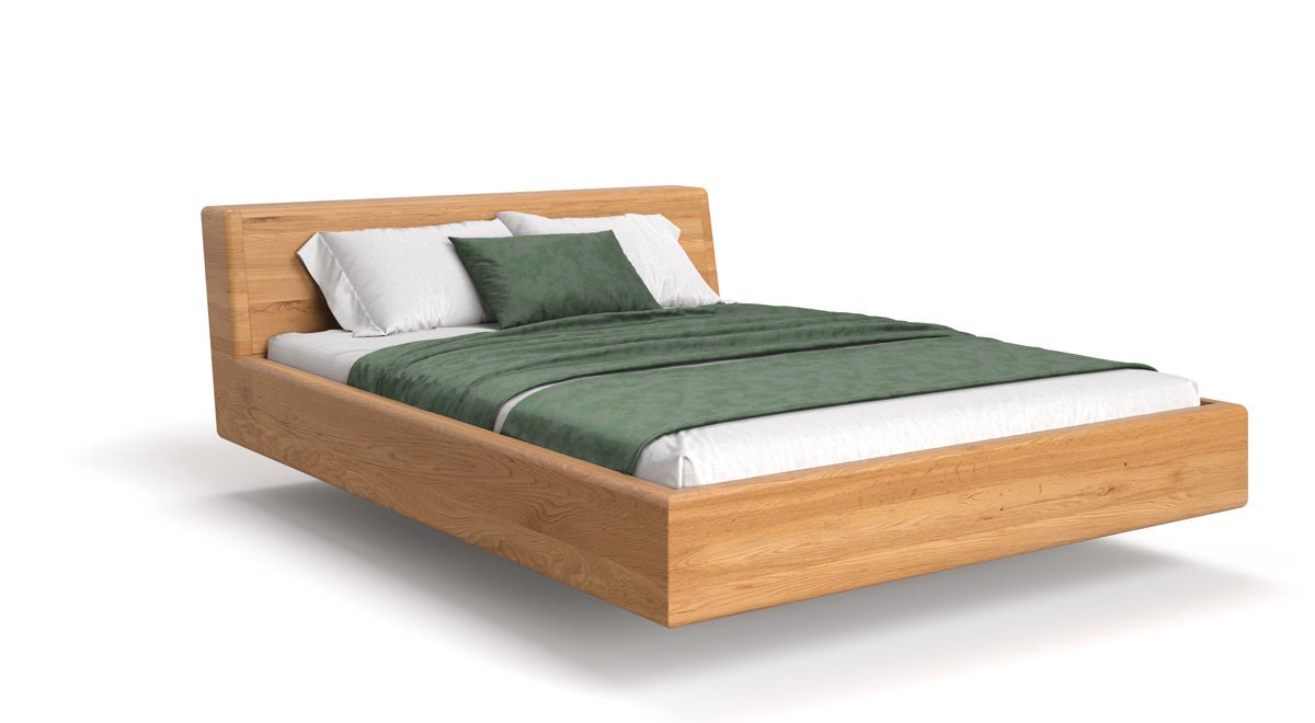 Designers houten bed Arvelo van massief eiken in zwevende look en schuin hoofdeinde