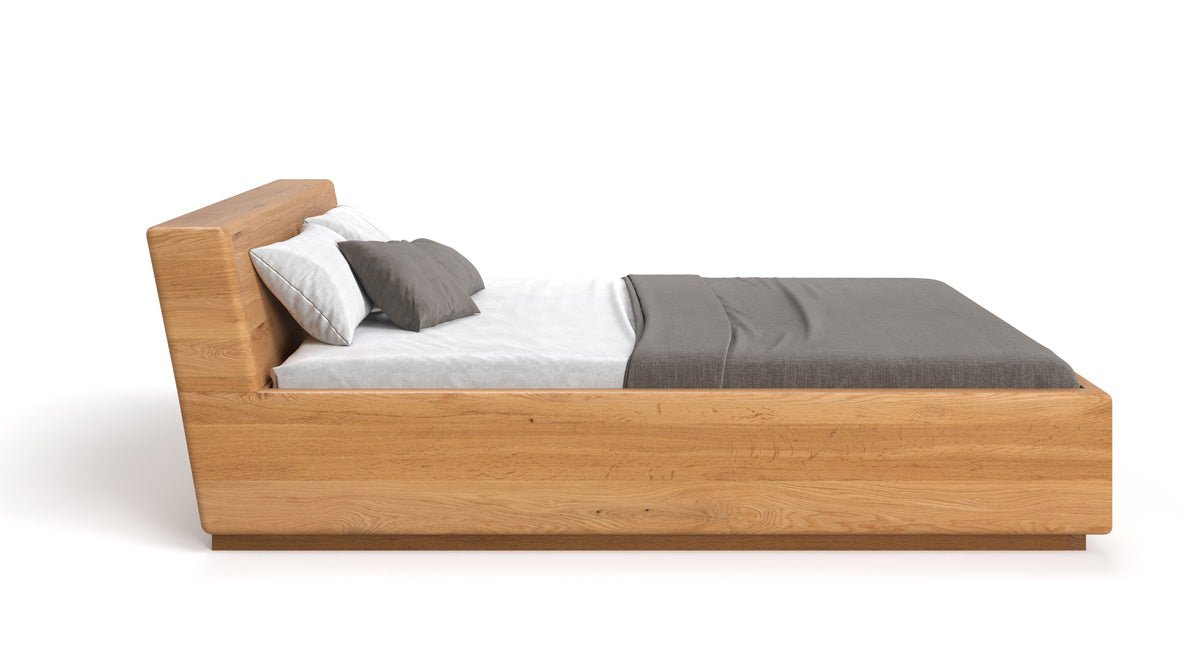 Designers houten bed Calveno van massief eiken met opbergruimte en schuin hoofdeinde