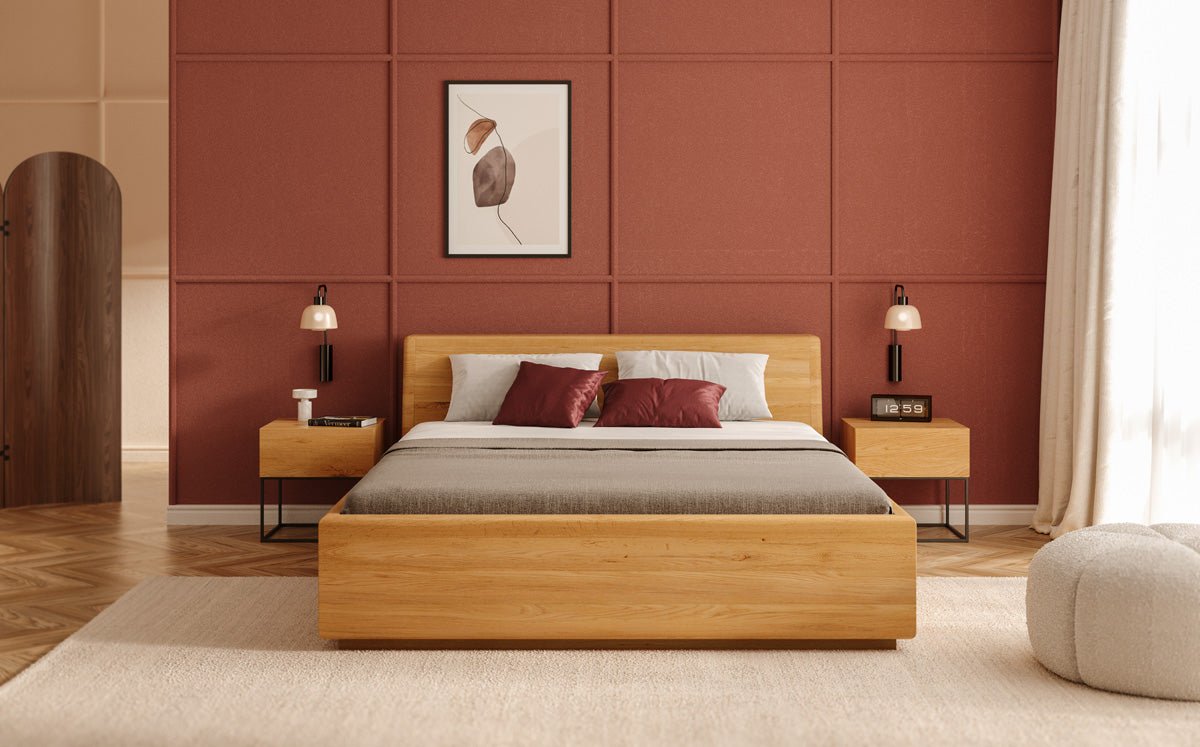 Designers houten bed Calveno van massief eiken met opbergruimte en schuin hoofdeinde