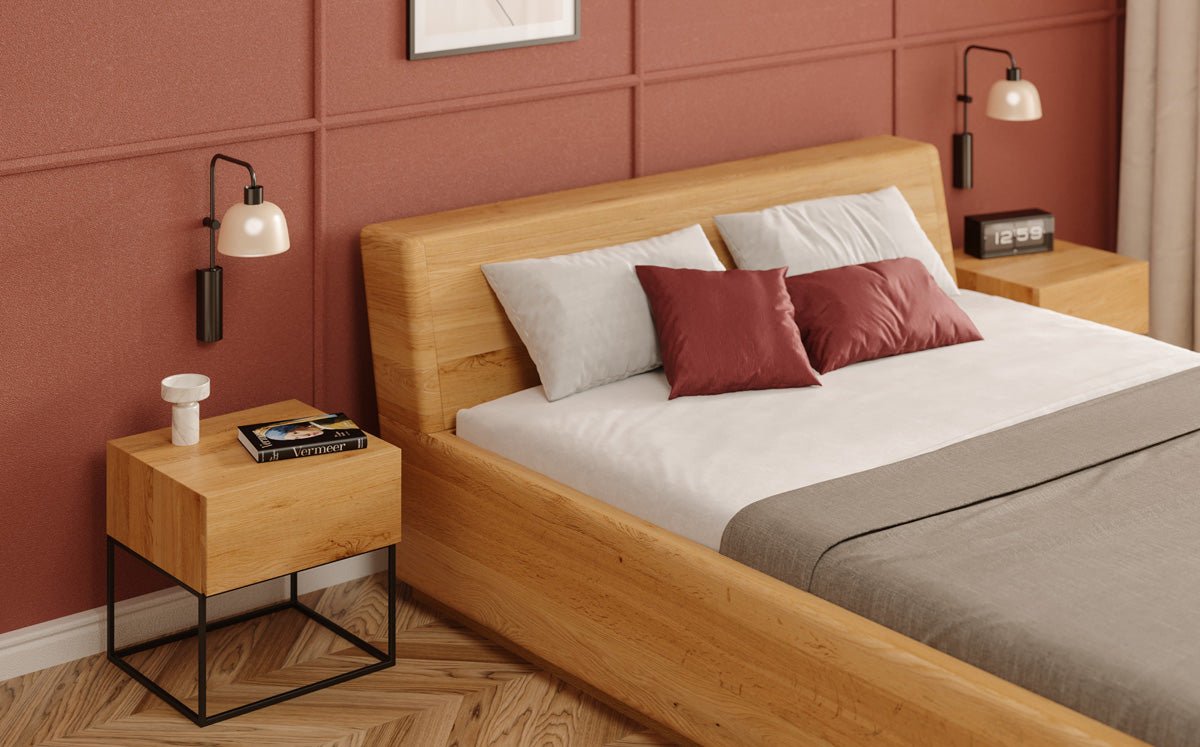 Designers houten bed Calveno van massief eiken met opbergruimte en schuin hoofdeinde