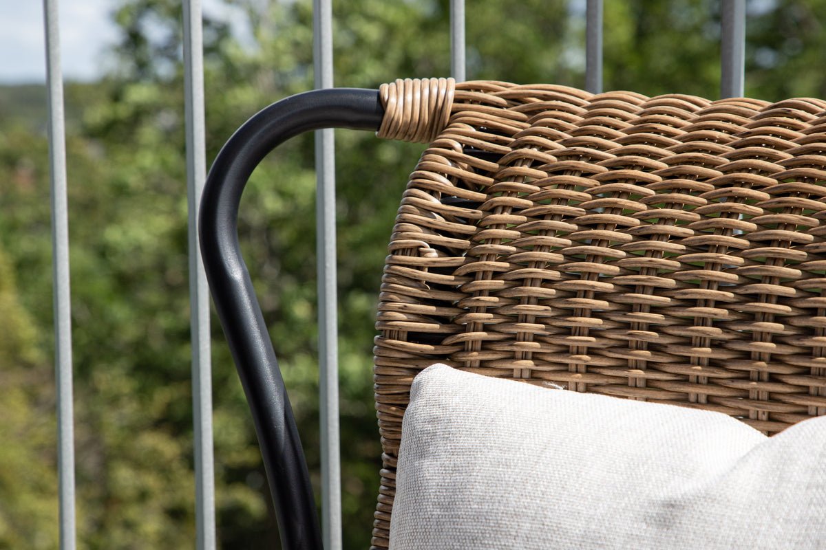 Garten- Loungesessel Asia - mit schwarzem Gestell und hellen Kissen