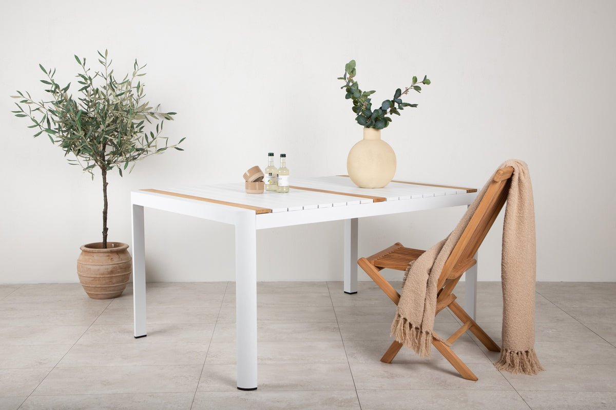 Gartentisch Nuru - Teakholz und Aluminium für Stabilität und Langlebigkeit