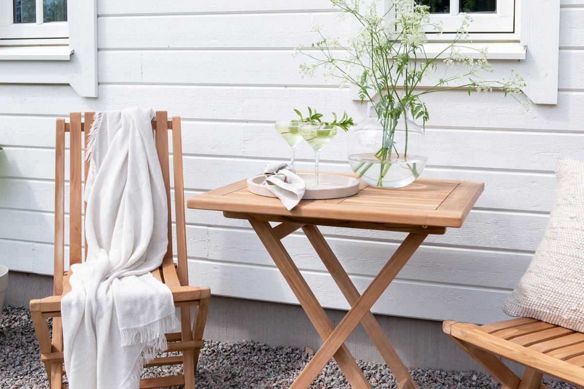 Gartentisch Siana - ein eckiger Esstisch aus Teakholz