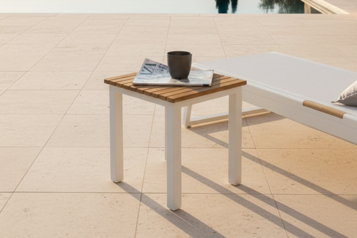 Gartentisch Siku - ein weißer Beistelltisch aus Aluminium und Teakholz