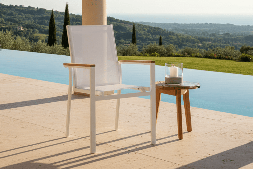 2-delige set tuinstoelen Lua - van wit aluminium, met zitvlak van Textilene en teakdetails