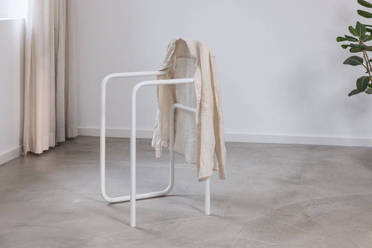 Garderobe James – Minimalistische herenstandaard in stoelontwerp