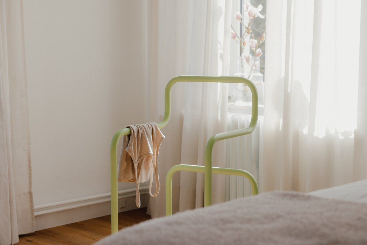 Garderobe James – Minimalistische herenstandaard in stoelontwerp