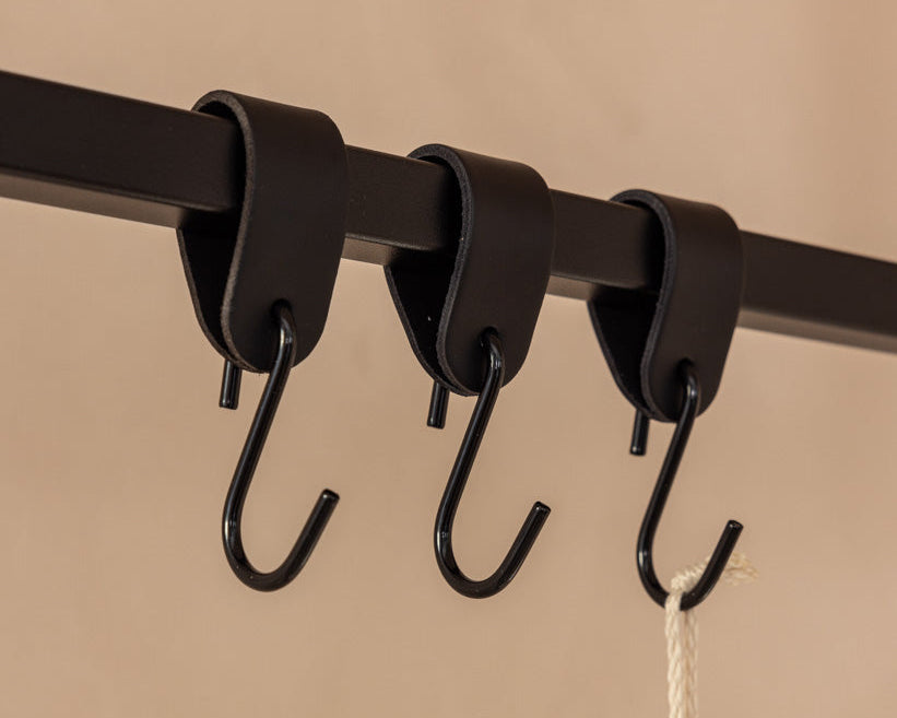 Lederen kledinghaken Arcoro van staal & echt leer