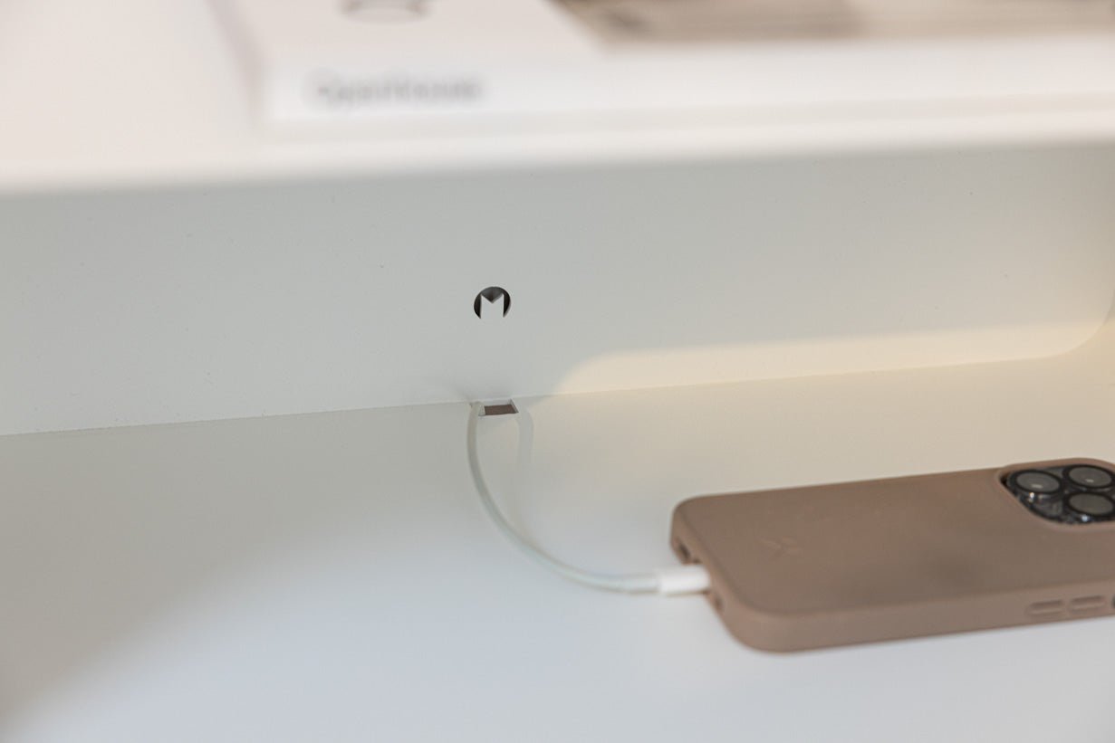 Nachtkastje Nelio – Hangend ontwerp met kabeldoorvoer