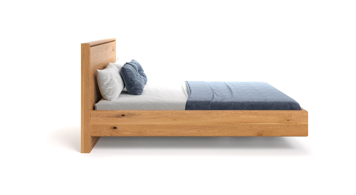 Designer houten bed Celestia van massief eiken in zwevende optiek