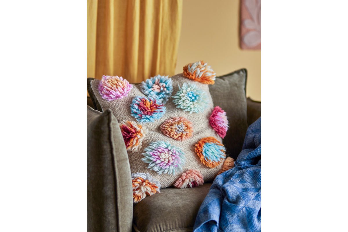 Sierkussen Florence – Getufte wollen bloemen in natuurlijke kleurenwereld
