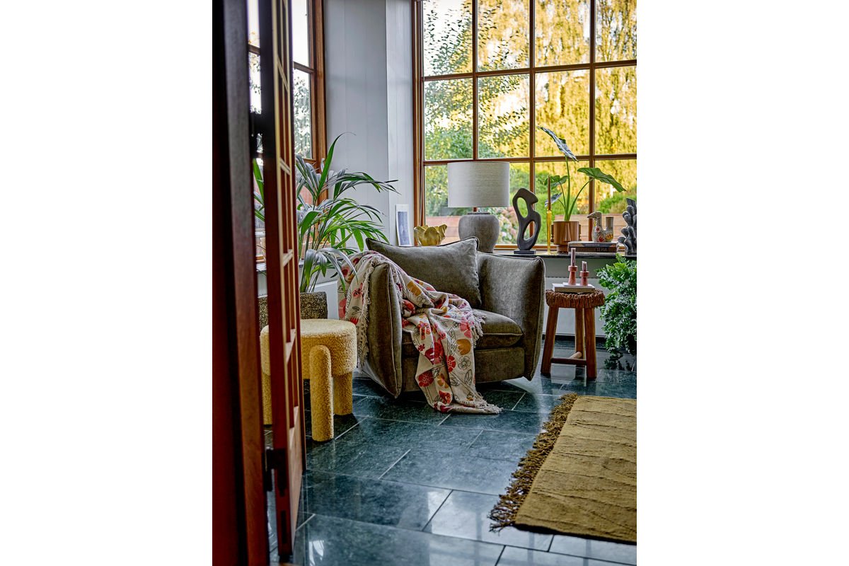 Schotel Auror – sculpturaal steengoed in geel