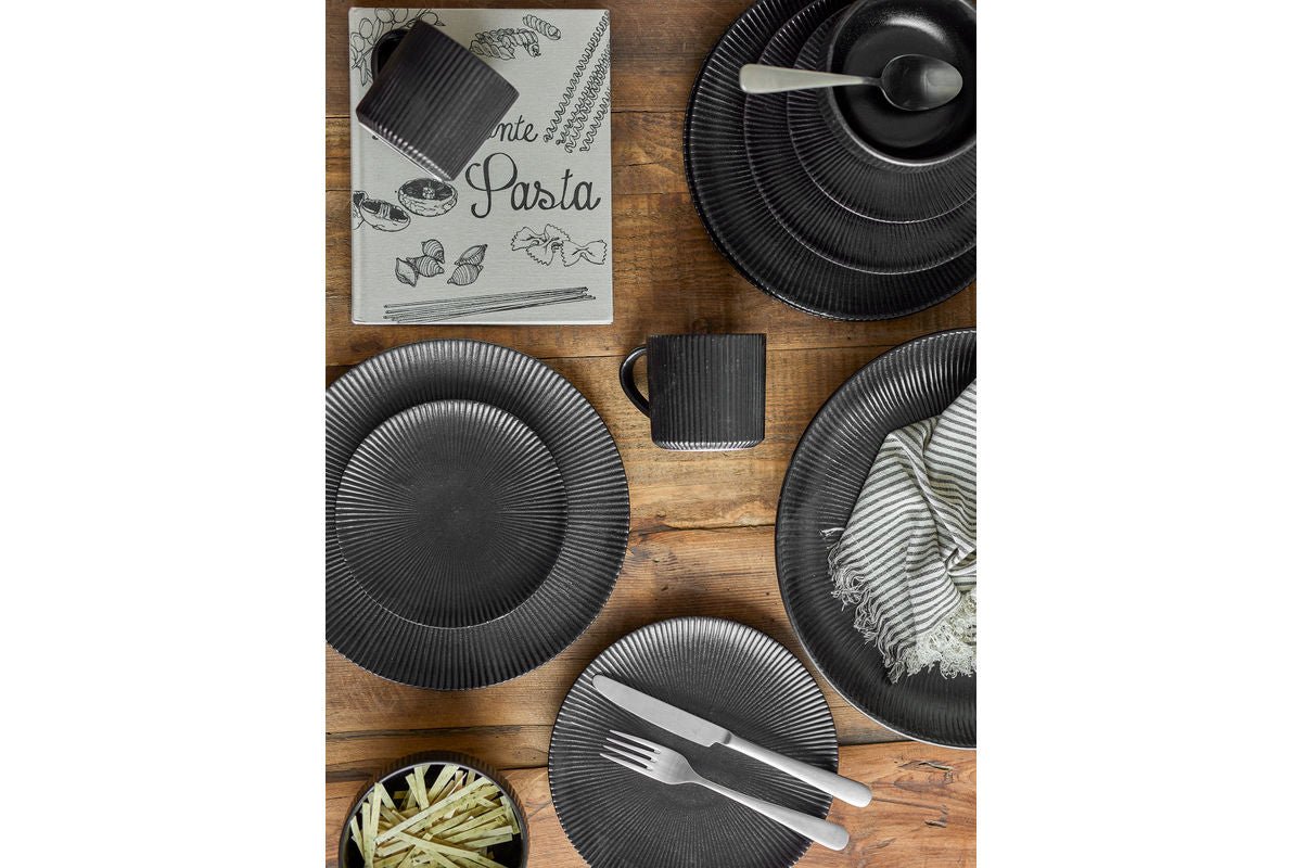 Schaal Aven – zwart steengoed met glanzende glazuur