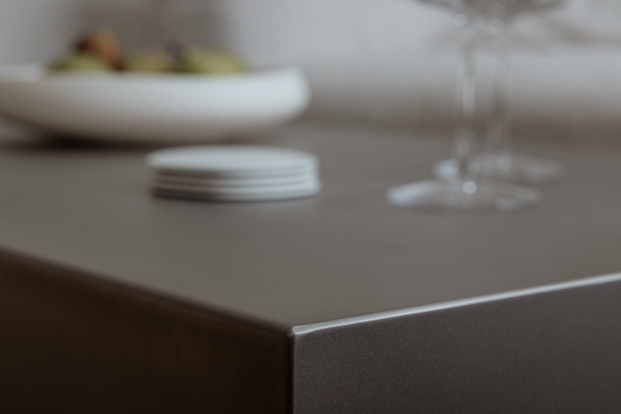 Salontafel RAW-C – roestvrij staal met zijde-matte afwerking