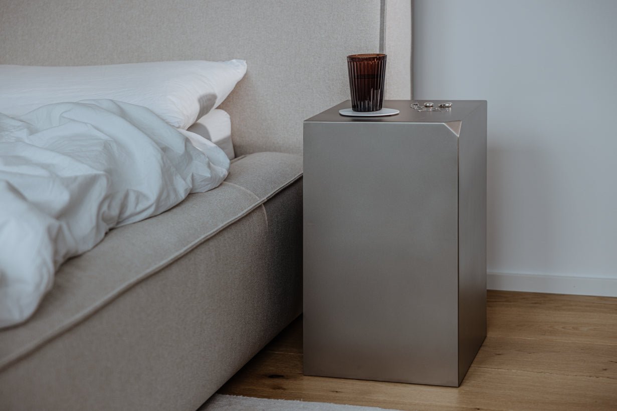 Bijzettafel/Nachtkastje RAW C – roestvrijstalen kubus met geïntegreerd rekje
