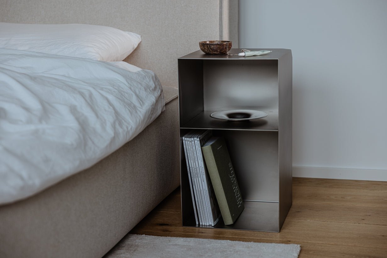 Bijzettafel/Nachtkastje RAW C – roestvrijstalen kubus met geïntegreerd rekje