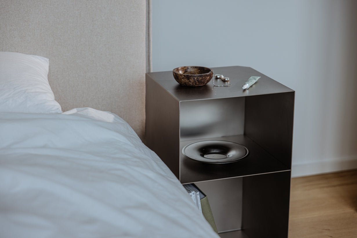 Bijzettafel/Nachtkastje RAW C – roestvrijstalen kubus met geïntegreerd rekje