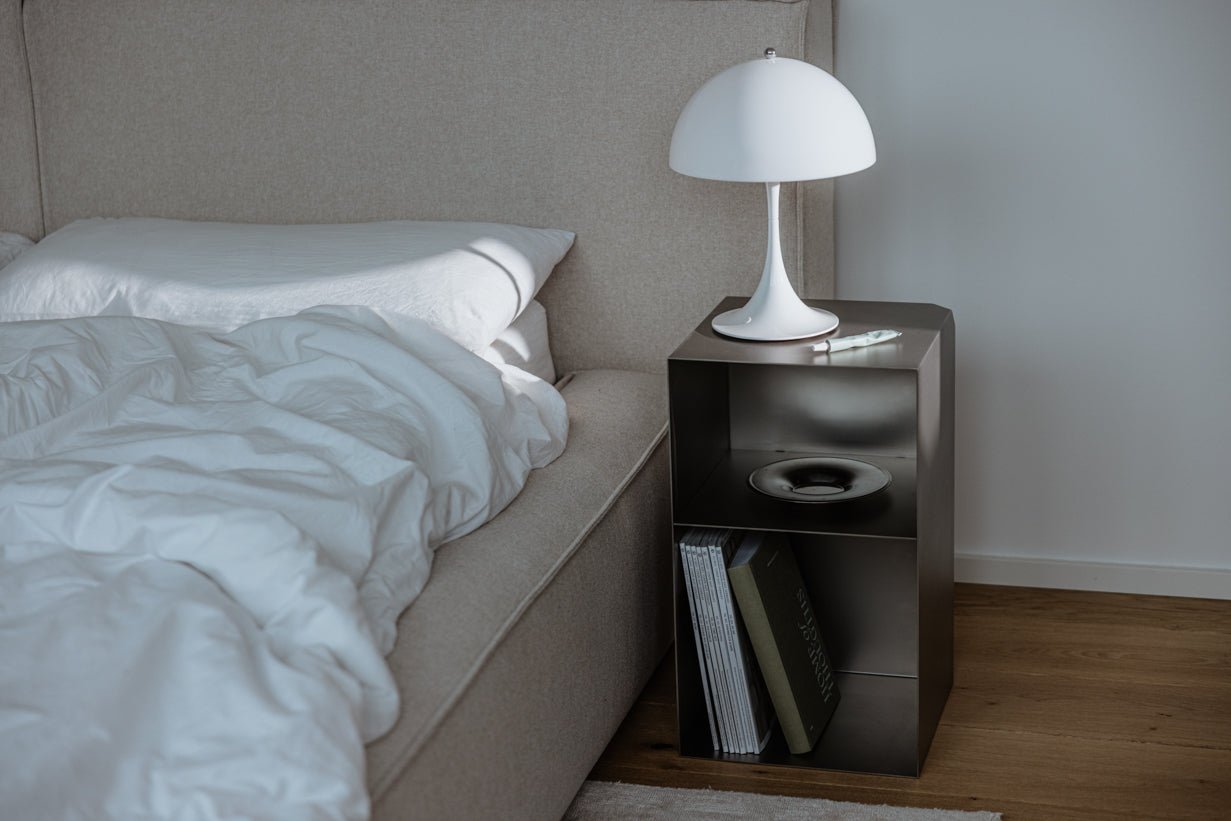 Bijzettafel/Nachtkastje RAW C – roestvrijstalen kubus met geïntegreerd rekje