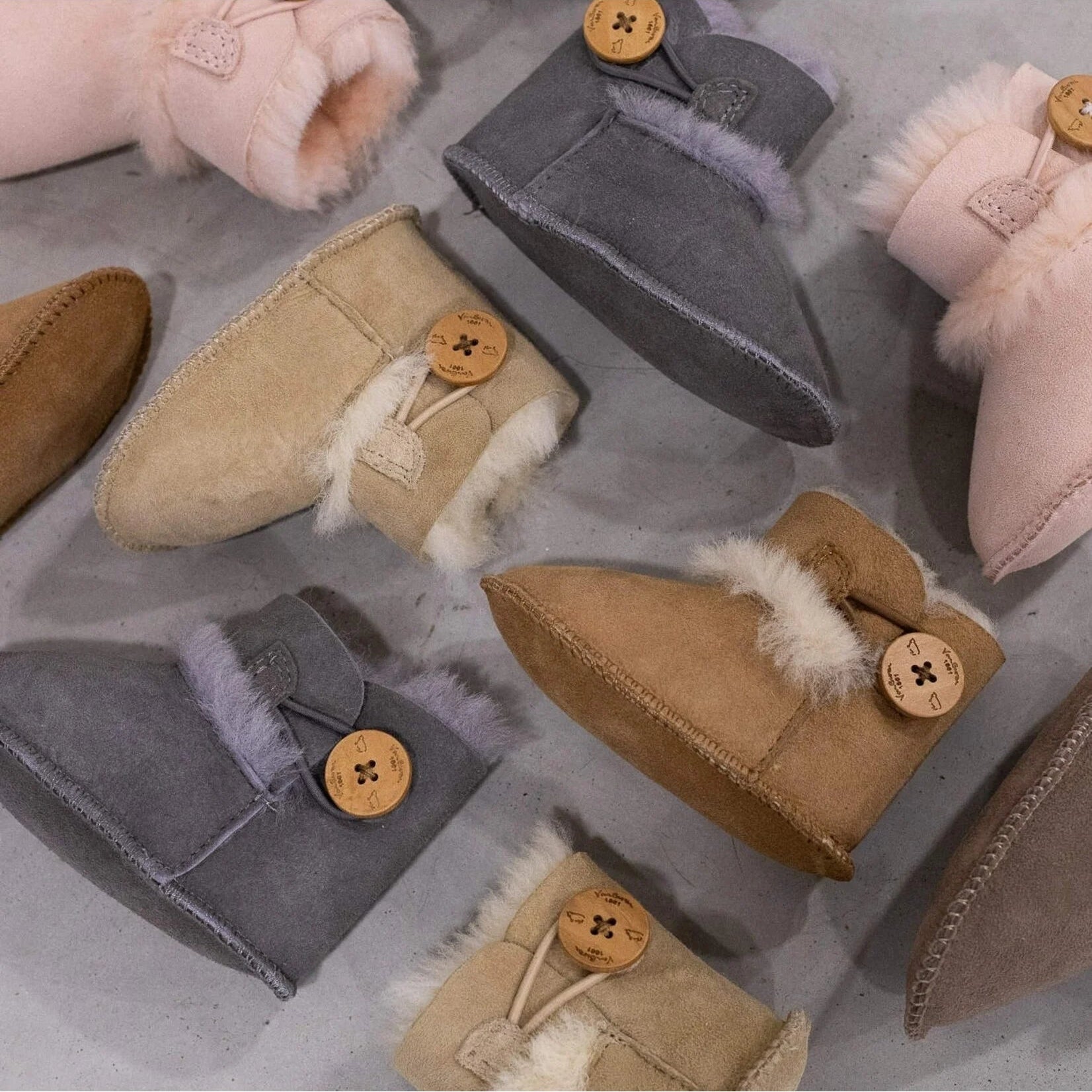 Lamsvacht babysloffen Noa – Echte lamsvacht in Zand, Grijs, Rosa & Wit